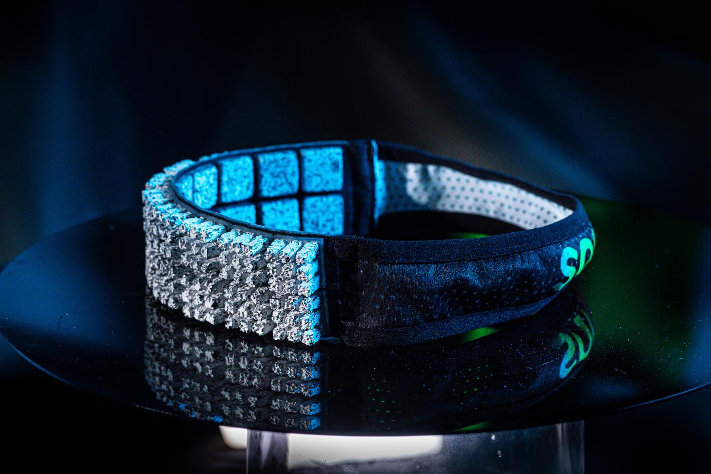 HEADBAND DENGAN ELEMEN PENDINGIN
